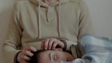 Rahatlatıcı hayvan etkileşimi, evcil hayvan sevgisi huzurlu bir an, evcil hayvanlarla geçirilen sakin ve hassas zaman, rahatlatıcı sahne, hayvanlarla insanlar arasındaki nazik arkadaşlığı gösteriyor.