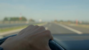 Yol araç kontrolü, sürücü şerit değiştirmeyi hızlıca yönetir, hızlı manevra sırasında araç navigasyonu, Çevrimiçi bakış açısı ani şerit geçişi sırasında el direksiyonunu gösteriyor