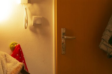 Büyüleyici klasik kapı aralığı. Ilık iç aydınlatmayla çerçevelenmiş klasik bir kapı. Hoş bir klasik giriş. Sıcak aydınlatma ve büyüleyici retro estetik.