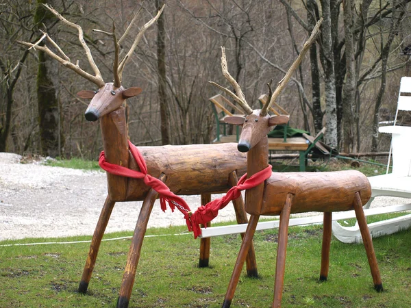 Cervi in legno nel parco con una slitta — Foto Stock