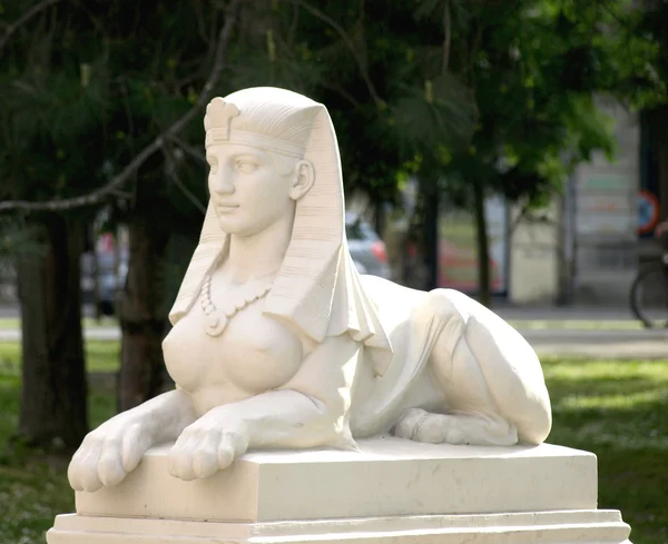 Vieja esfinge restaurada en el parque Fotos de stock libres de derechos