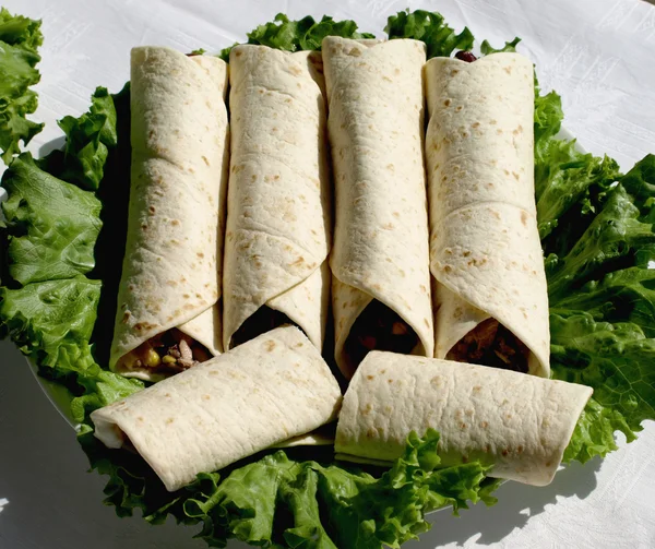 Tortilla saran ile kavrulmuş tavuk fileto