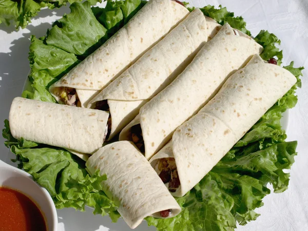 Tortilla saran ile kavrulmuş tavuk fileto
