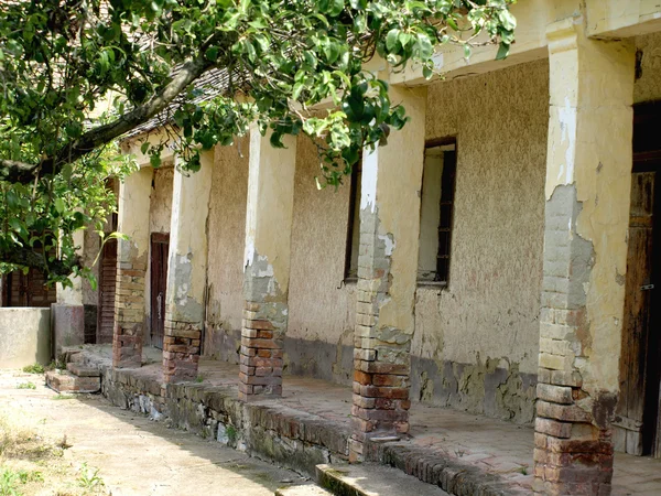 Velha casa abandonada — Fotografia de Stock