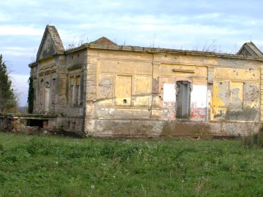 Terk edilmiş kaleyi yıktılar ve yok ettiler.