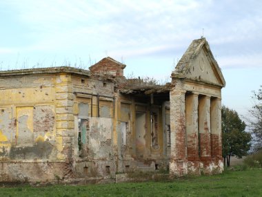 Terk edilmiş kaleyi yıktılar ve yok ettiler.