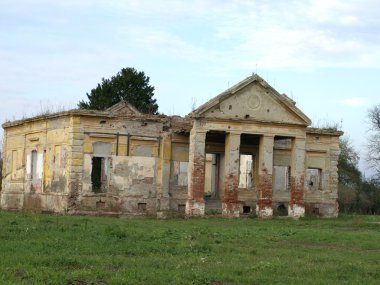 Terk edilmiş kaleyi yıktılar ve yok ettiler.
