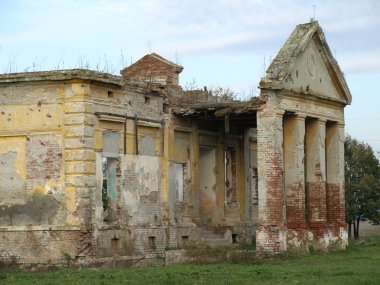 Terk edilmiş kaleyi yıktılar ve yok ettiler.