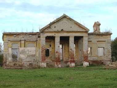 Terk edilmiş kaleyi yıktılar ve yok ettiler.
