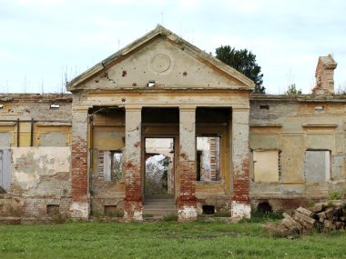 Terk edilmiş kaleyi yıktılar ve yok ettiler.