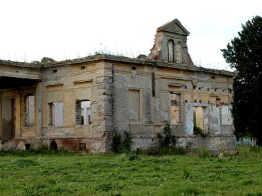 Terk edilmiş kaleyi yıktılar ve yok ettiler.