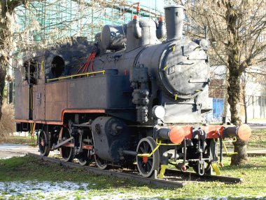 eski lokomotif parkta yer