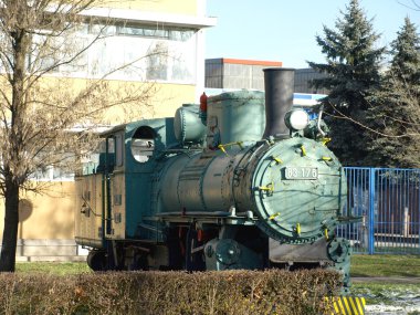 eski lokomotif parkta yer