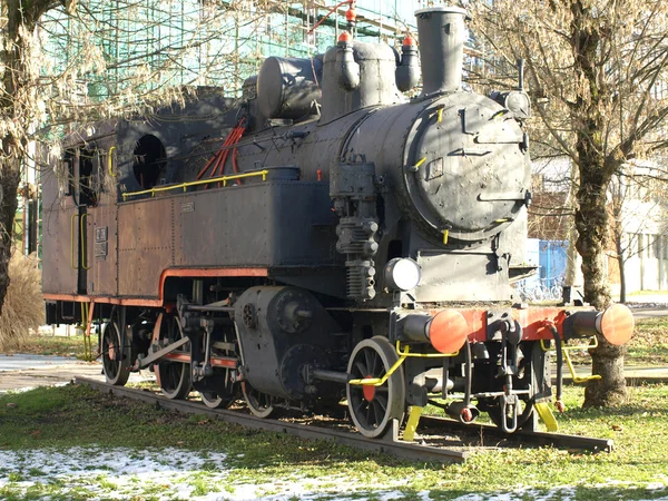 Velha locomotiva colocada no parque — Fotografia de Stock