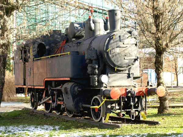 Velha locomotiva colocada no parque — Fotografia de Stock