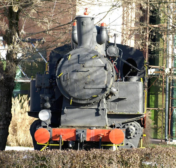 Старый локомотив, установленный в парке — стоковое фото