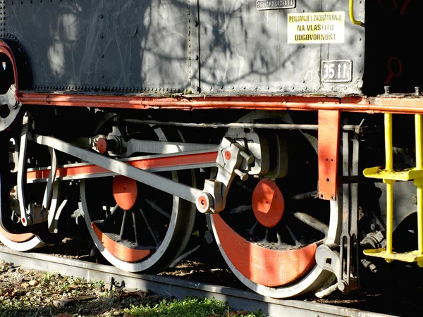 Oude locomotief in het park geplaatst — Stockfoto