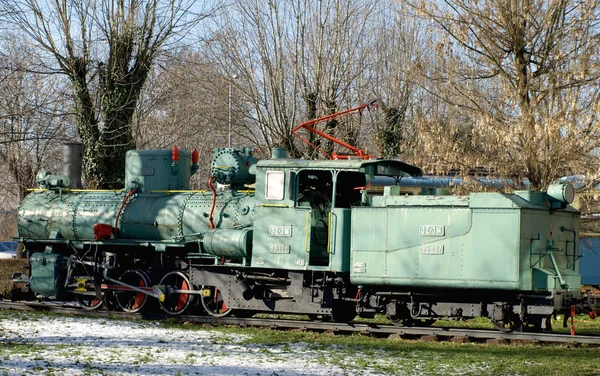 Velha locomotiva colocada no parque — Fotografia de Stock