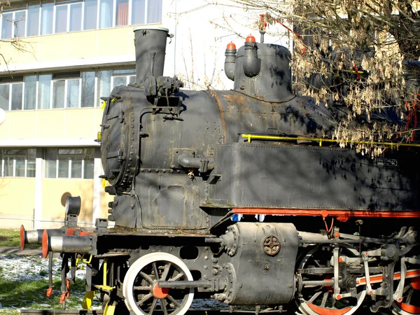 Старий локомотив, розміщений у парку — стокове фото