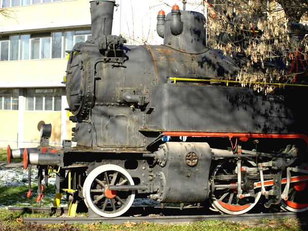 Oude locomotief in het park geplaatst — Stockfoto