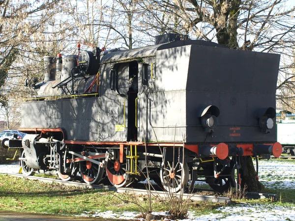 eski lokomotif parkta yer