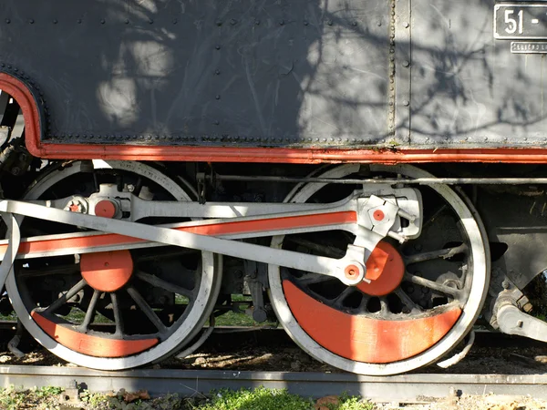 Velha locomotiva colocada no parque — Fotografia de Stock