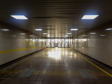 Jovid-19 salgını sırasında terk edilmiş metro istasyonu. Karantina.