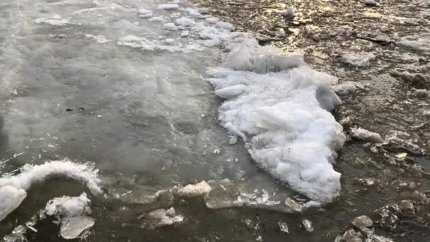 IJsbeweging langs een rivier in de herfst in Siberië. — Stockvideo