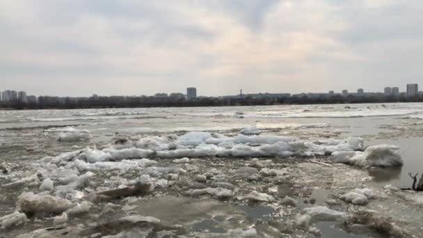 De beweging van ijs op de rivier in het voorjaar na een koude winter in Siberië. — Stockvideo