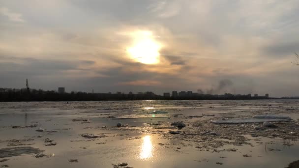 Sibirya 'da soğuk bir kışın ardından baharda nehirde buzun hareketi. — Stok video