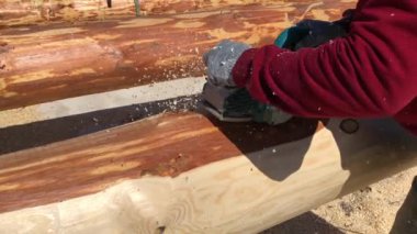 Ağaç kabuğundan öğütme kütükleri, inşaata hazırlık.