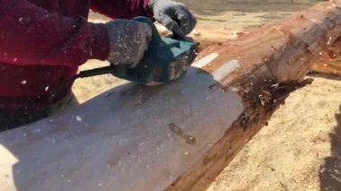 Ağaç kabuğundan öğütme kütükleri, inşaata hazırlık.