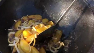 Kamp ateşinde kazanda patates pişirmek..