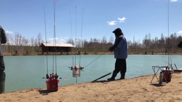 Competição de pescadores no lago. — Vídeo de Stock