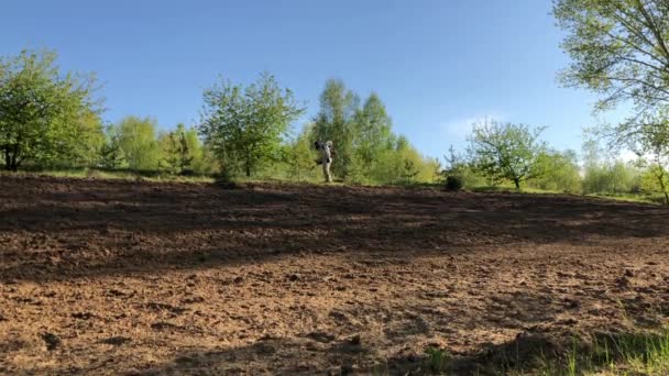 Muž v uniformě léčí tuto oblast pesticidy od komárů a klíšťat. — Stock video