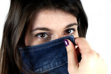 Stüdyo çekim beyaz arka plan üzerinde genç bir kız