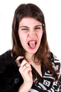 Stüdyo çekim diş cihazı ile genç bir kız