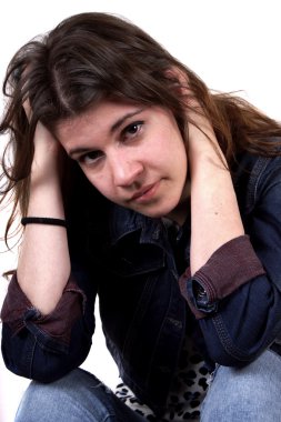 Stüdyo çekim beyaz arka plan üzerinde genç bir kız