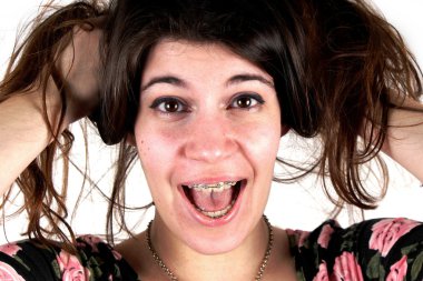 Stüdyo çekim diş cihazı ile genç bir kız