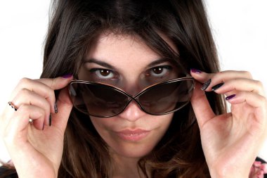 Stüdyo çekim beyaz arka plan üzerinde genç bir kız