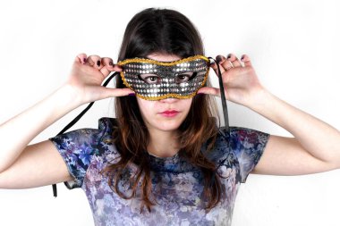 Maske bir bayanla stüdyo çekim