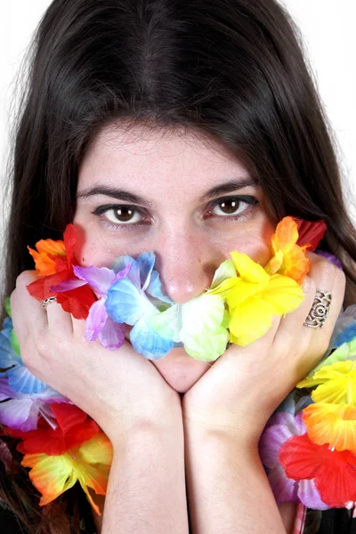 Студійний знімок молодої жінки з барвистою гірляндою — стокове фото
