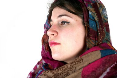 Bir Bayan eşarp ile stüdyo çekim