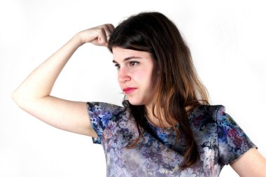 Stüdyo çekim beyaz arka plan üzerinde genç bir kız