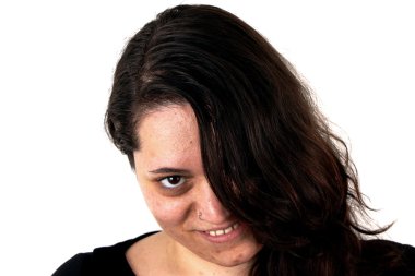 Siyah gömlek olan bir kadının portresi 