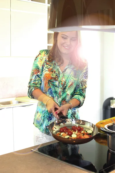 Een jonge dame koken in de keuken — Stockfoto