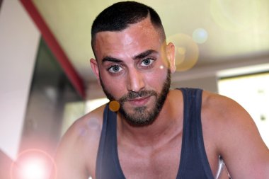 Genç bir adam yapmak evde egzersiz