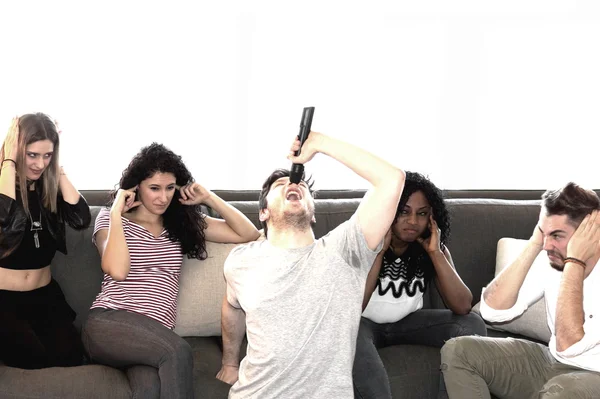 Gruppe von Freunden spielt Karaoke im Wohnzimmer Stockbild