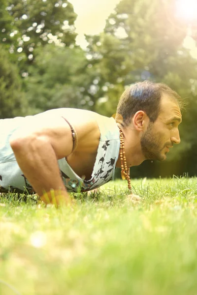 Fazendo exercício de manhã no parque — Fotografia de Stock