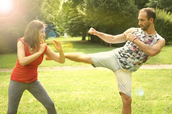 Fazendo exercício de manhã no parque — Fotografia de Stock